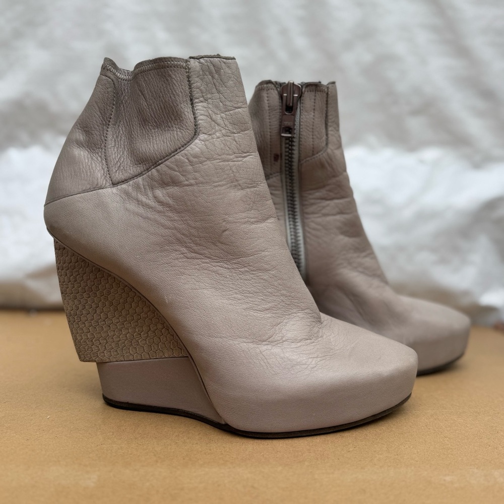 Helmut Lang 2000s 2010s wedge booties 38.5 8.5 maybe grey neutral heals leather